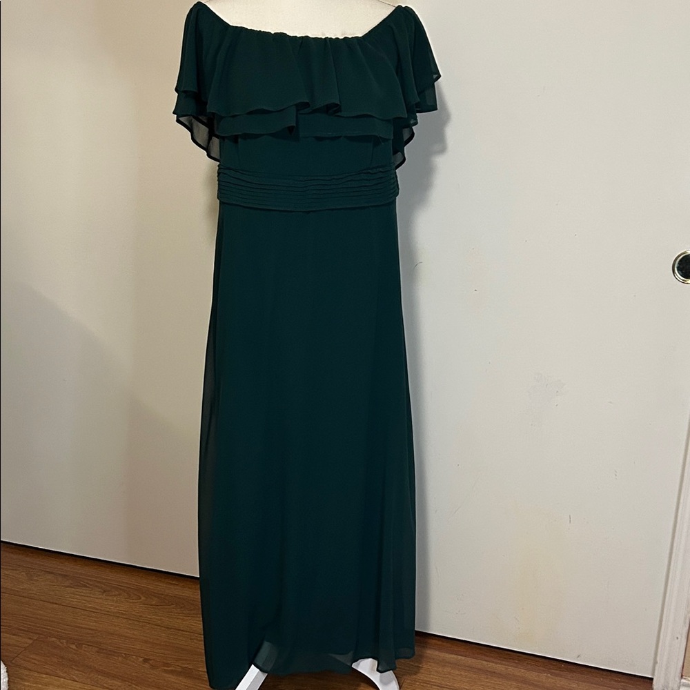 Chic Off-Shoulder Maxi Dress in Deep Green